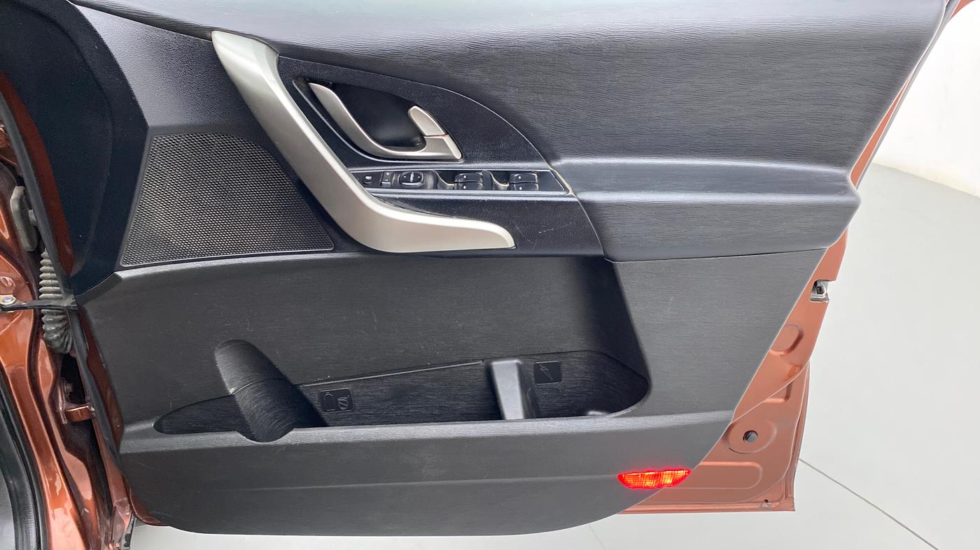 2018 Mahindra XUV500 W9, Diesel, Manual, 1,15,294 km, Driver Side Door Panels Control