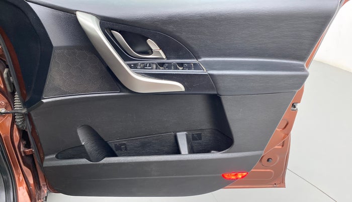 2018 Mahindra XUV500 W9, Diesel, Manual, 1,15,294 km, Driver Side Door Panels Control