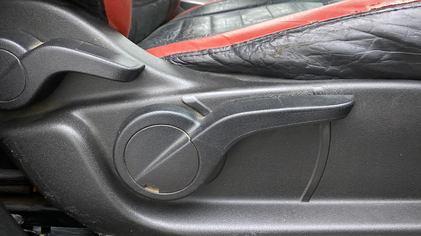 2018 Mahindra XUV500 W9, Diesel, Manual, 1,15,294 km, Driver Side Adjustment Panel