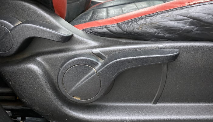 2018 Mahindra XUV500 W9, Diesel, Manual, 1,15,294 km, Driver Side Adjustment Panel