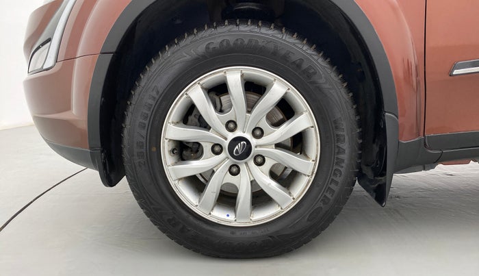 2018 Mahindra XUV500 W9, Diesel, Manual, 1,15,294 km, Left Front Wheel
