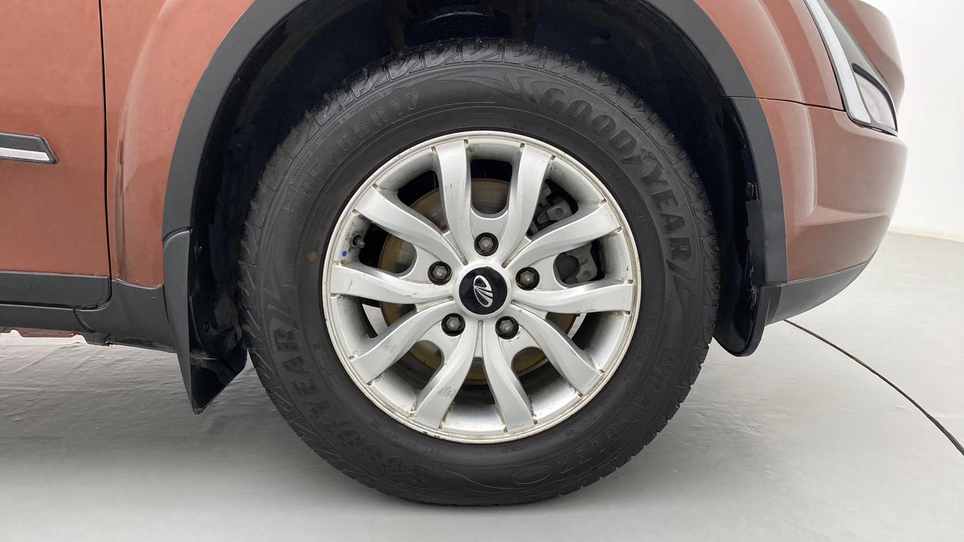 2018 Mahindra XUV500 W9, Diesel, Manual, 1,15,294 km, Right Front Wheel