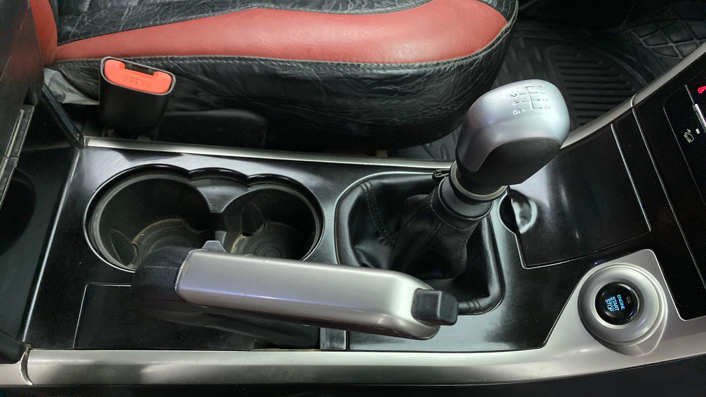 2018 Mahindra XUV500 W9, Diesel, Manual, 1,15,294 km, Gear Lever