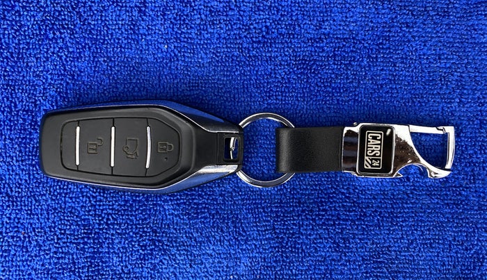 2018 Mahindra XUV500 W9, Diesel, Manual, 1,15,294 km, Key Close Up
