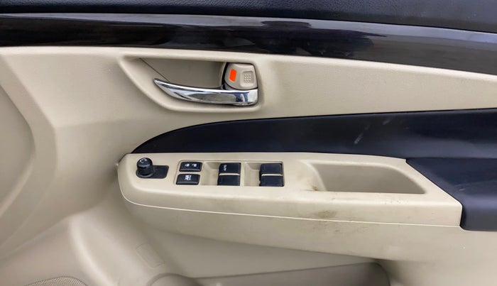 2015 Maruti Ciaz VXI, Petrol, Manual, 1,17,523 km, Driver Side Door Panels Control