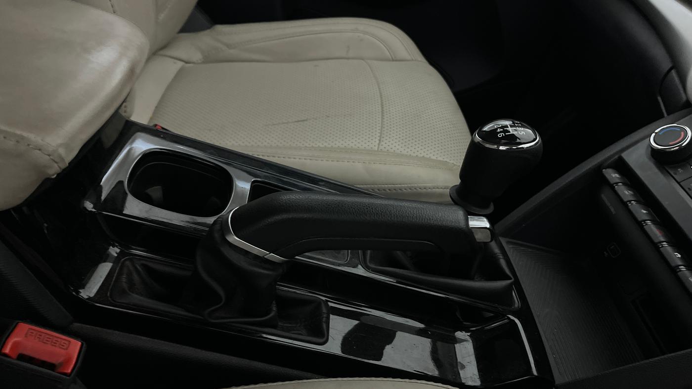 2022 Mahindra XUV700 AX 5 P MT 7 STR, Petrol, Manual, 39,638 km, Gear Lever