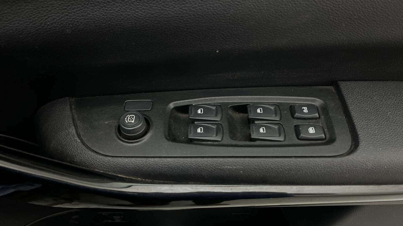 2022 Mahindra XUV700 AX 5 P MT 7 STR, Petrol, Manual, 39,638 km, Driver Side Door Panels Control