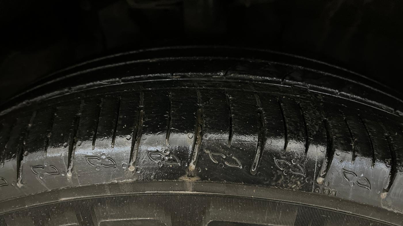 2022 Mahindra XUV700 AX 5 P MT 7 STR, Petrol, Manual, 39,638 km, Right Front Tyre Tread