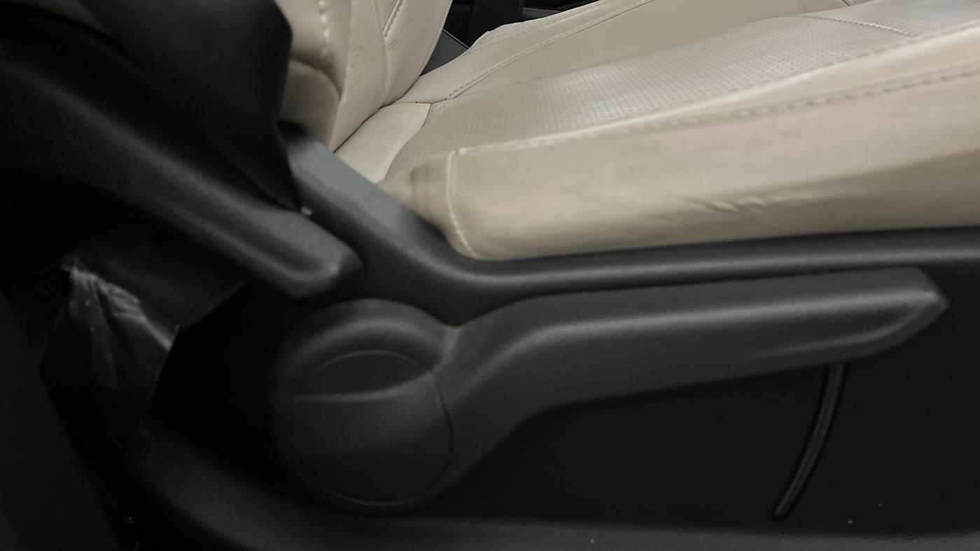 2022 Mahindra XUV700 AX 5 P MT 7 STR, Petrol, Manual, 39,638 km, Driver Side Adjustment Panel