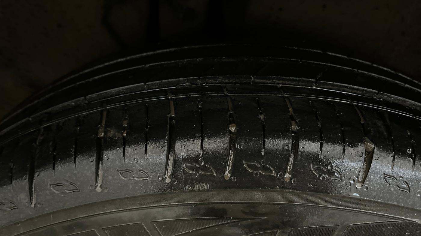 2022 Mahindra XUV700 AX 5 P MT 7 STR, Petrol, Manual, 39,638 km, Right Rear Tyre Tread