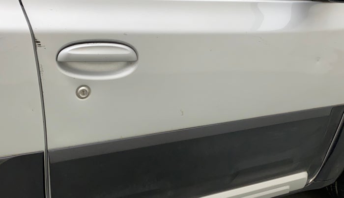 2015 Toyota Etios CROSS 1.2 G, Petrol, Manual, 1,01,154 km, Driver-side door - Slightly dented