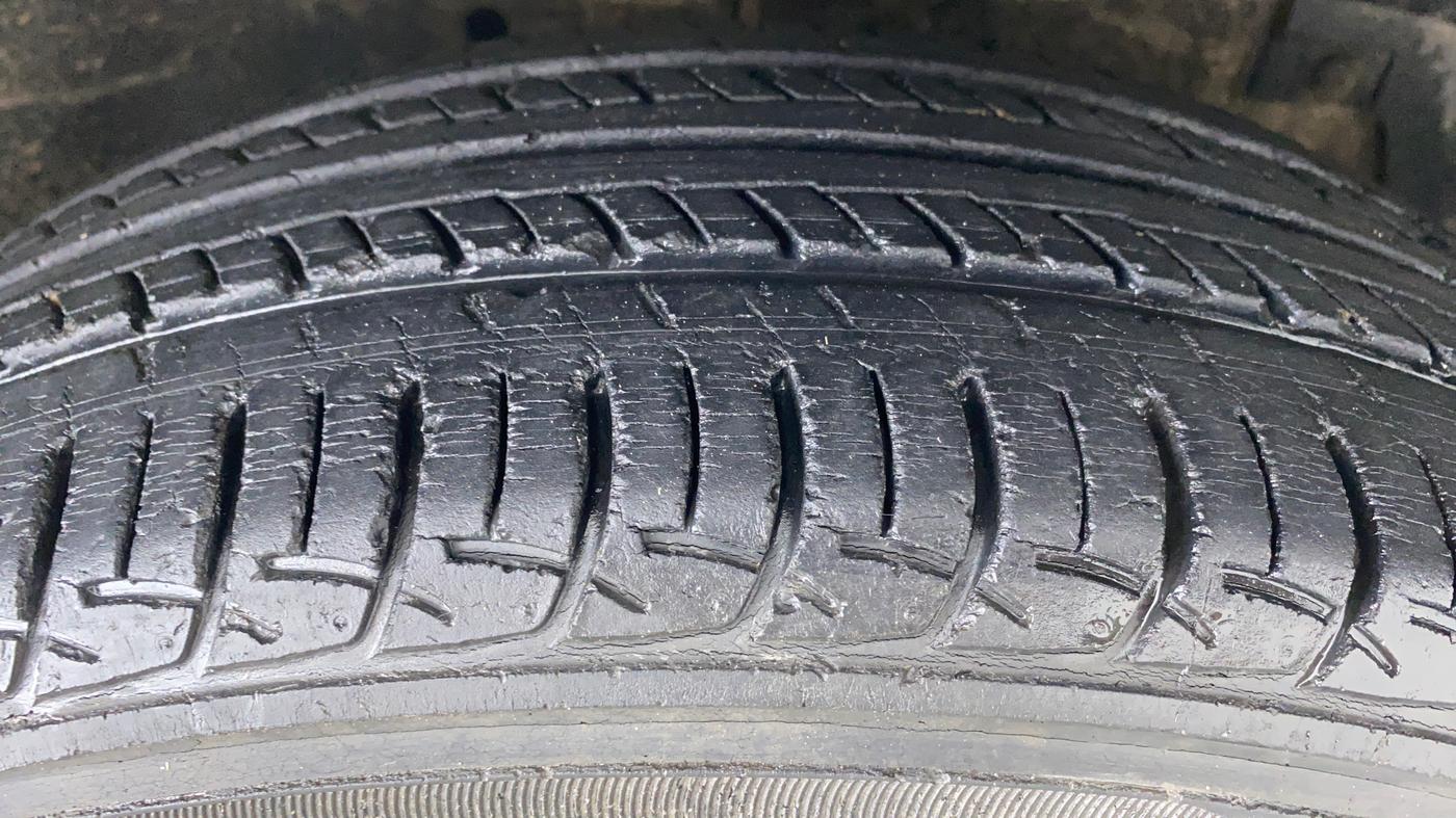 2014 Maruti Swift ZXI D, Petrol, Manual, 57,089 km, Right Front Tyre Tread