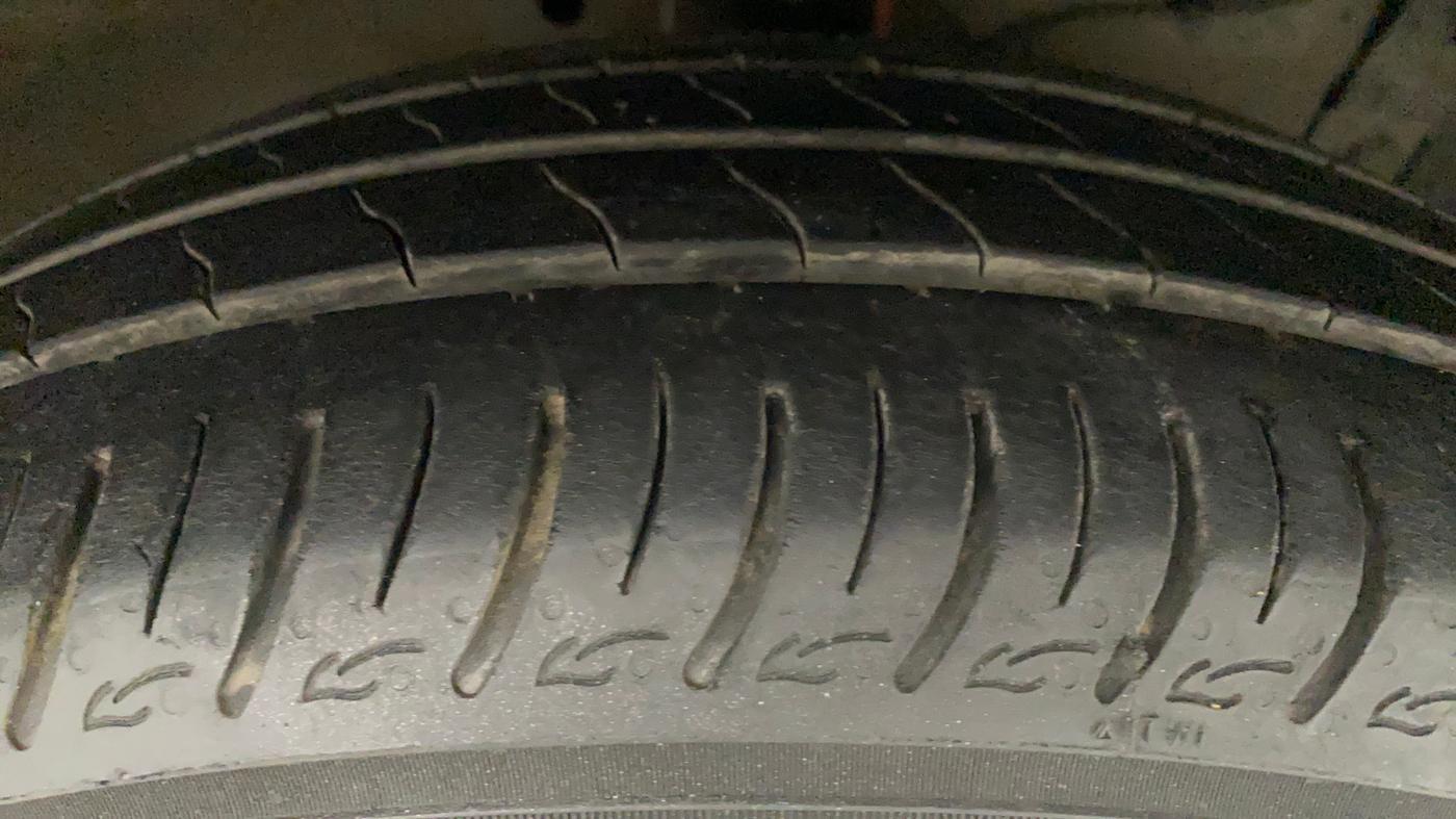 2016 Maruti Ciaz ZXI, Petrol, Manual, 1,07,298 km, Right Front Tyre Tread