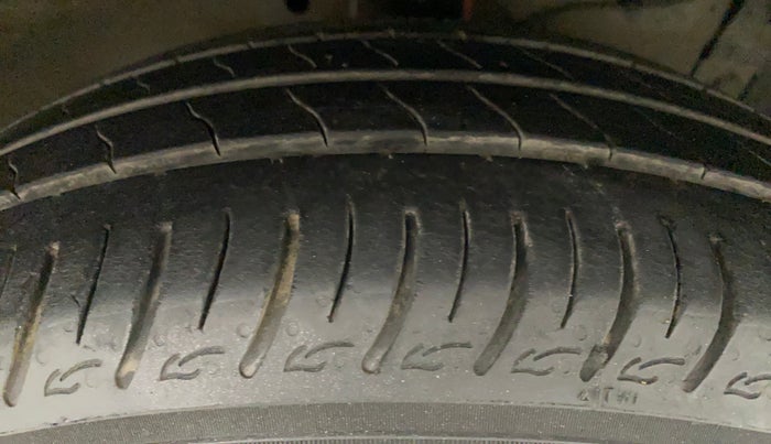 2016 Maruti Ciaz ZXI, Petrol, Manual, 1,07,298 km, Right Front Tyre Tread