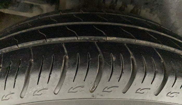 2016 Maruti Ciaz ZXI, Petrol, Manual, 1,07,298 km, Right Rear Tyre Tread
