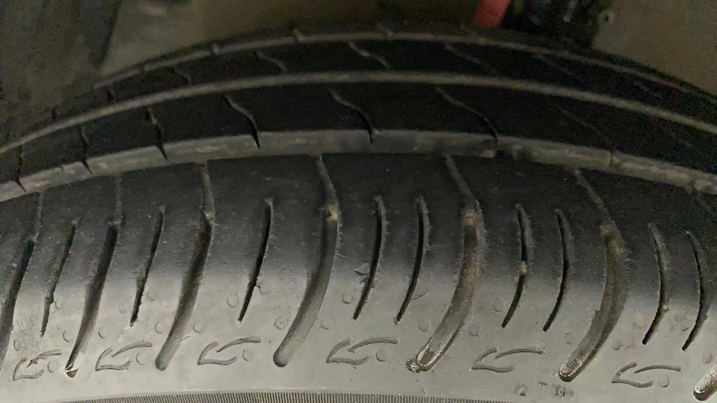 2016 Maruti Ciaz ZXI, Petrol, Manual, 1,07,298 km, Left Front Tyre Tread