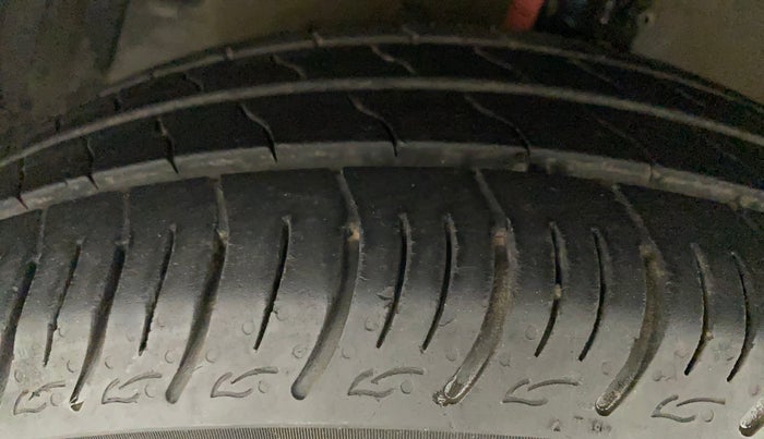 2016 Maruti Ciaz ZXI, Petrol, Manual, 1,07,298 km, Left Front Tyre Tread