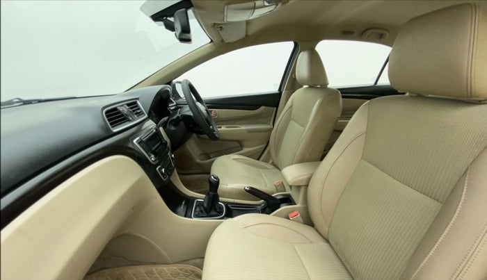 2016 Maruti Ciaz ZXI, Petrol, Manual, 1,07,298 km, Right Side Front Door Cabin