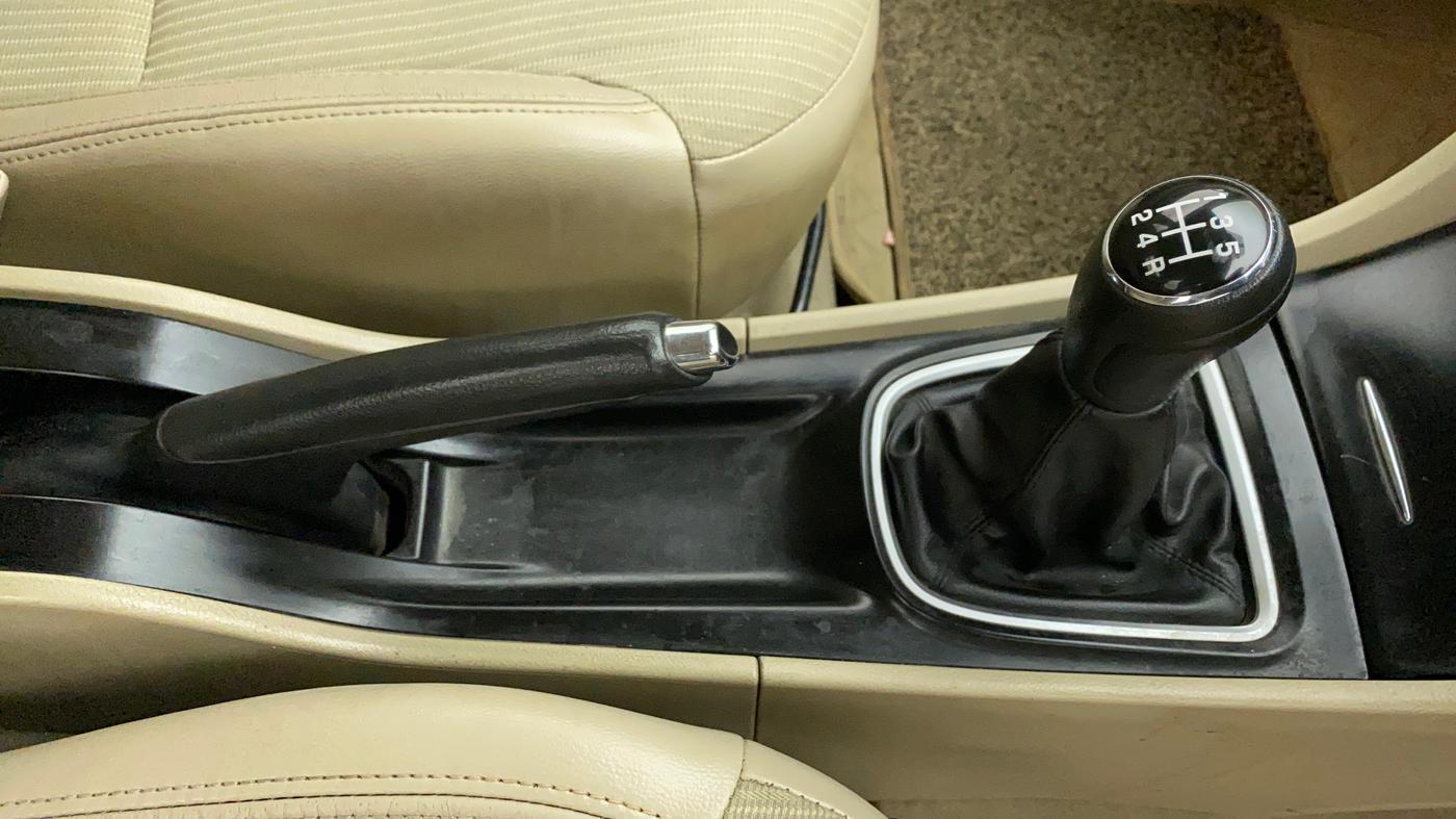 2016 Maruti Ciaz ZXI, Petrol, Manual, 1,07,298 km, Gear Lever