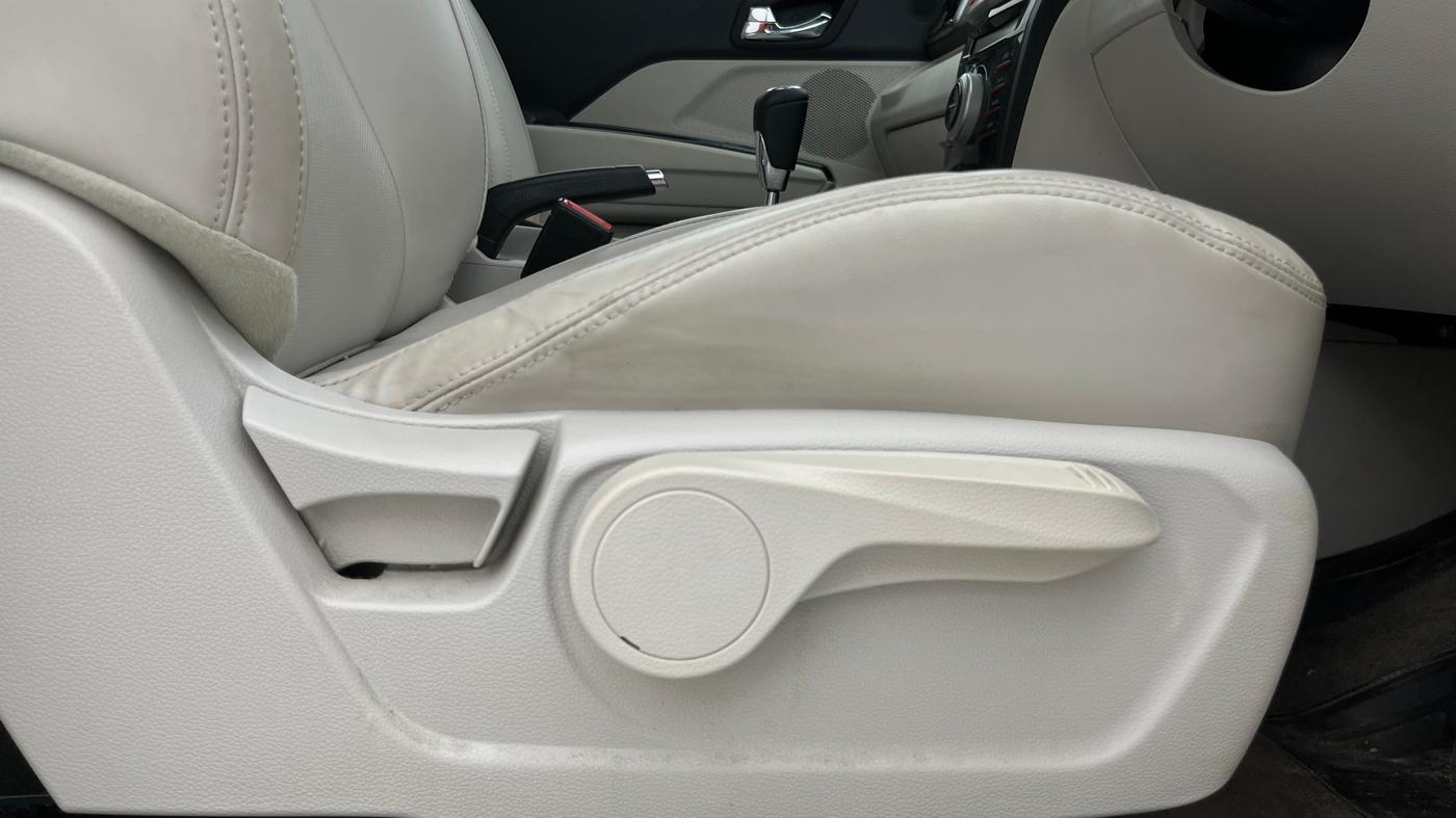 2023 Mahindra XUV300 W8 (O) 1.2 PETROL AMT, Petrol, Automatic, 44,587 km, Driver Side Adjustment Panel