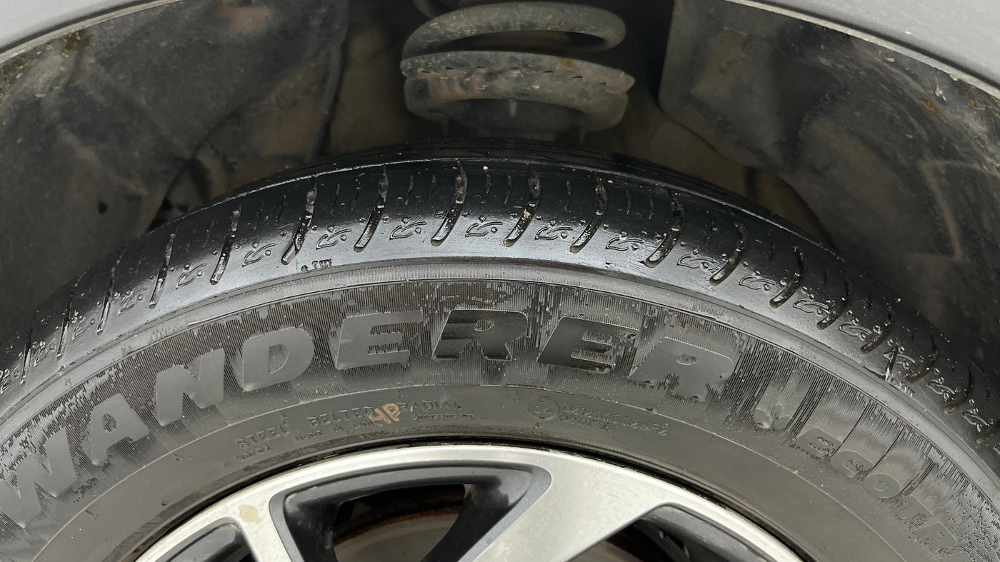 2023 Mahindra XUV300 W8 (O) 1.2 PETROL AMT, Petrol, Automatic, 44,587 km, Left Front Tyre Tread