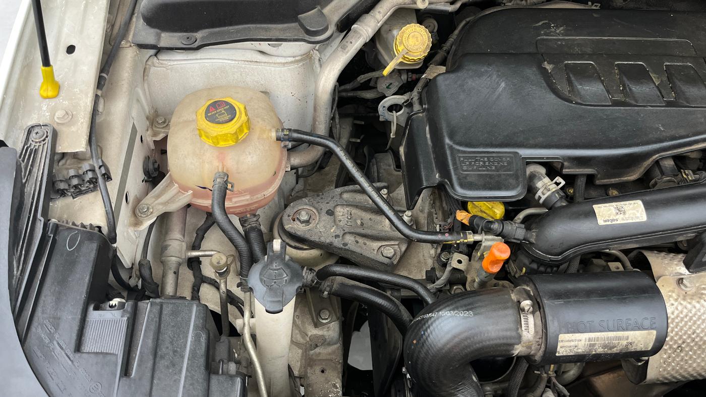 2023 Mahindra XUV300 W8 (O) 1.2 PETROL AMT, Petrol, Automatic, 44,587 km, Engine View - Right