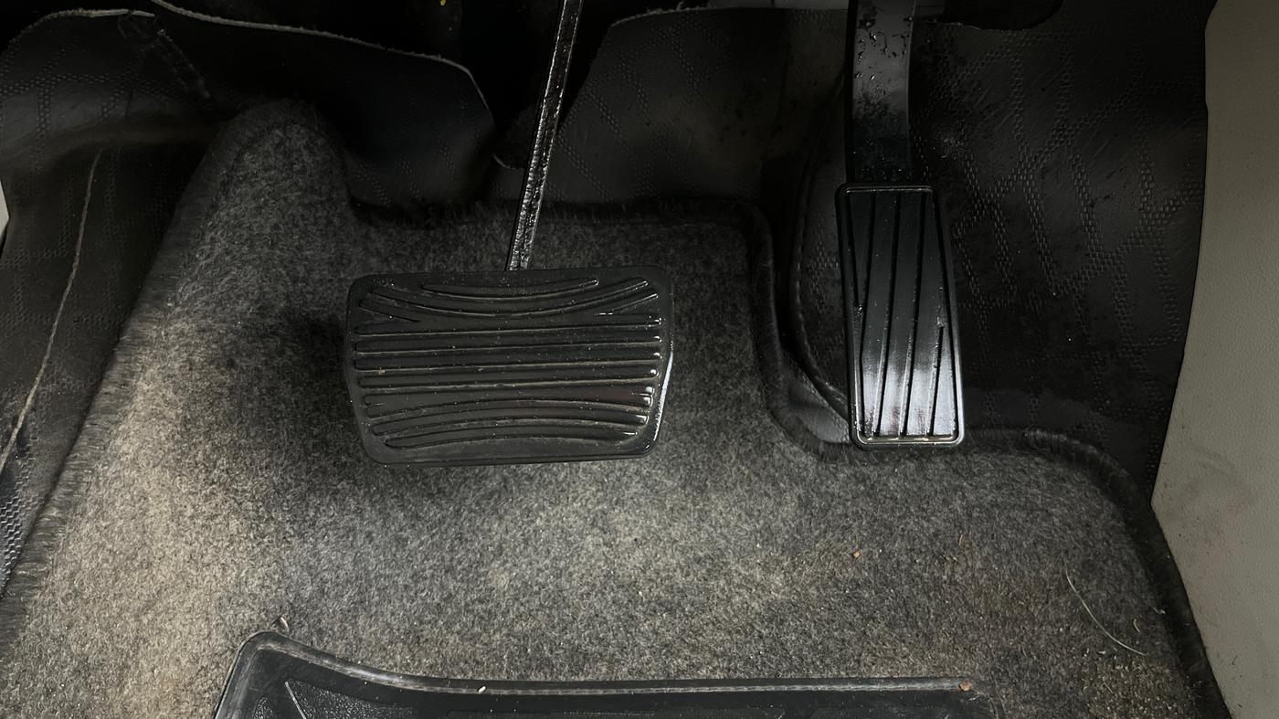 2023 Mahindra XUV300 W8 (O) 1.2 PETROL AMT, Petrol, Automatic, 44,587 km, Pedals