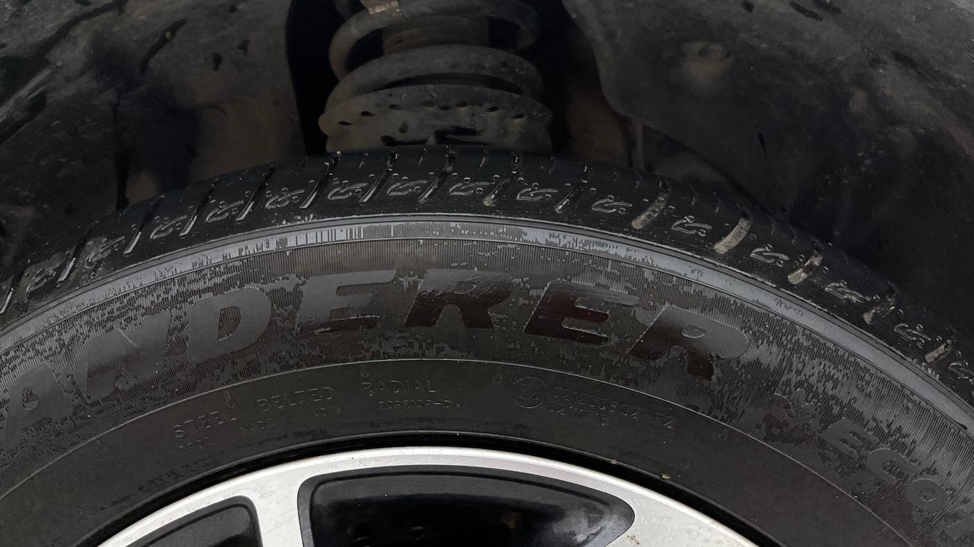 2023 Mahindra XUV300 W8 (O) 1.2 PETROL AMT, Petrol, Automatic, 44,587 km, Right Front Tyre Tread