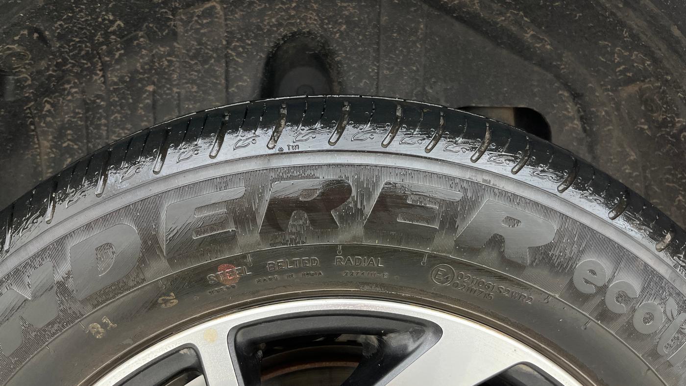 2023 Mahindra XUV300 W8 (O) 1.2 PETROL AMT, Petrol, Automatic, 44,587 km, Right Rear Tyre Tread