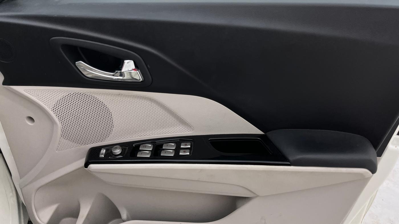 2023 Mahindra XUV300 W8 (O) 1.2 PETROL AMT, Petrol, Automatic, 44,587 km, Driver Side Door Panels Control