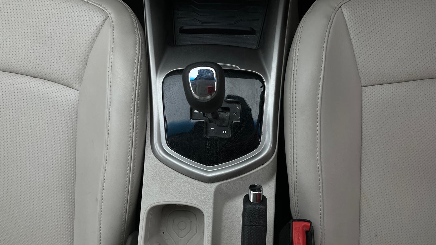 2023 Mahindra XUV300 W8 (O) 1.2 PETROL AMT, Petrol, Automatic, 44,587 km, Gear Lever