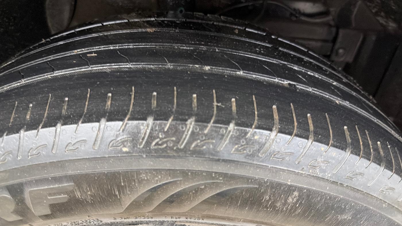 2023 Maruti BREZZA VXI AT SMART HYBRID, Petrol, Automatic, 56,120 km, Right Front Tyre Tread