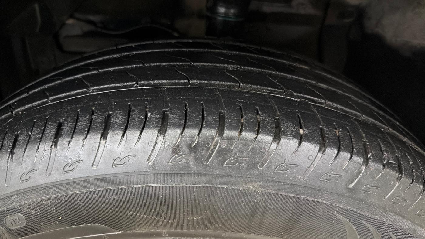 2023 Maruti BREZZA VXI AT SMART HYBRID, Petrol, Automatic, 56,120 km, Left Front Tyre Tread