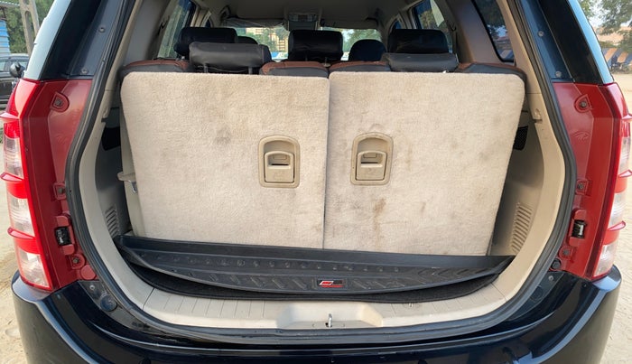 2016 Mahindra XUV500 W8, Diesel, Manual, 83,424 km, Boot Inside