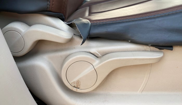 2016 Mahindra XUV500 W8, Diesel, Manual, 83,424 km, Driver Side Adjustment Panel