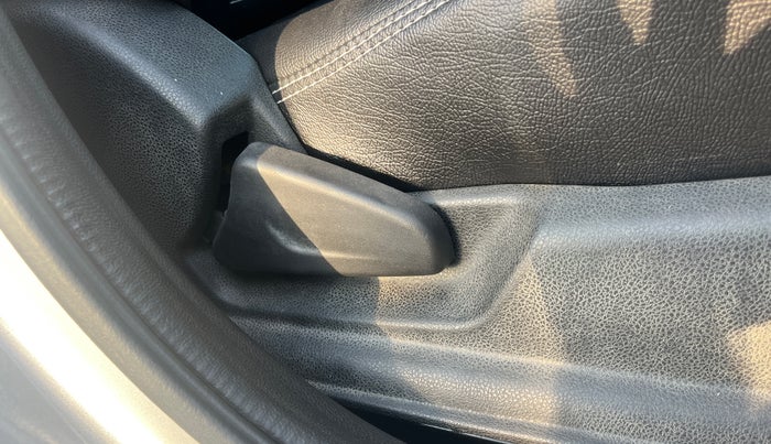 2017 Renault Kwid RXL, Petrol, Manual, 66,012 km, Driver Side Adjustment Panel