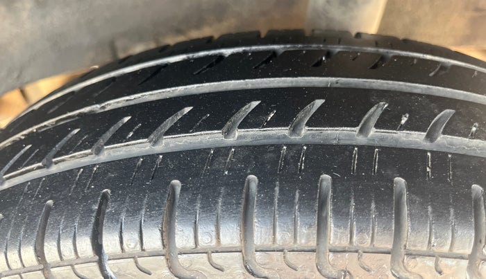 2017 Renault Kwid RXL, Petrol, Manual, 66,012 km, Left Rear Tyre Tread