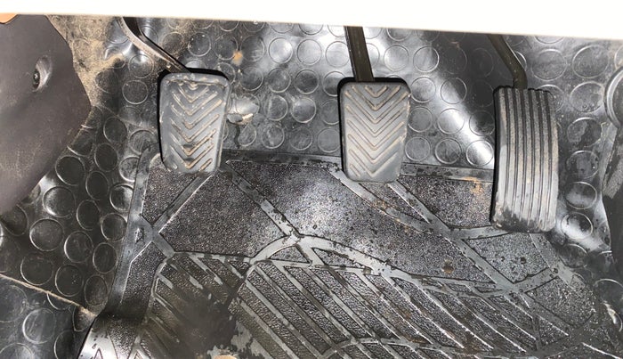 2015 Hyundai Eon ERA +, CNG, Manual, 1,23,572 km, Pedals