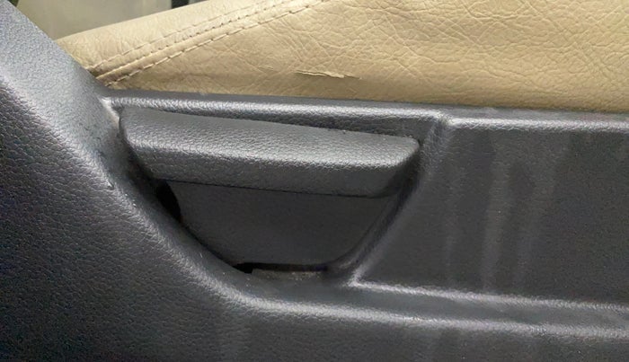 2015 Hyundai Eon ERA +, CNG, Manual, 1,23,572 km, Driver Side Adjustment Panel