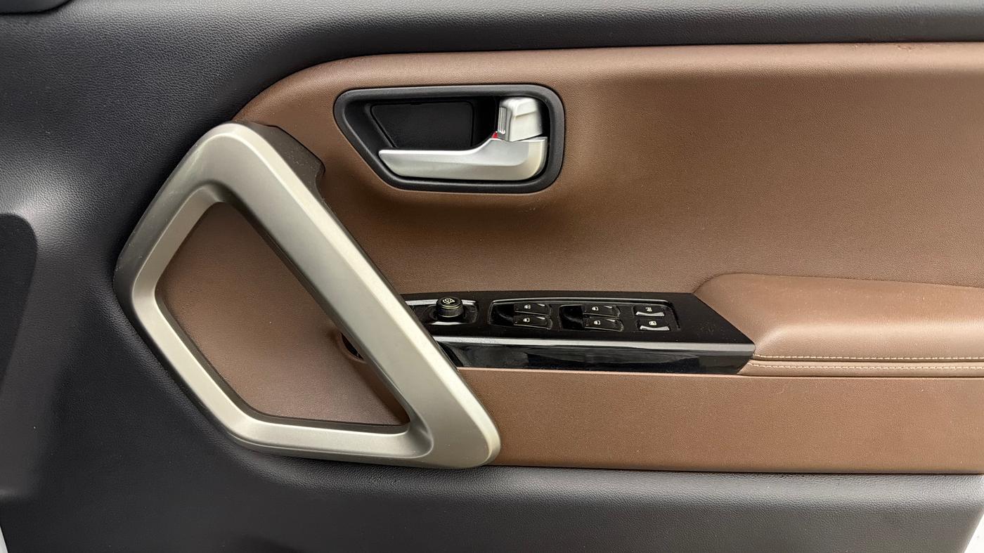 2025 Mahindra SCORPIO-N Z8 DIESEL AT 2WD 7 STR, Diesel, Automatic, 35,011 km, Driver Side Door Panels Control