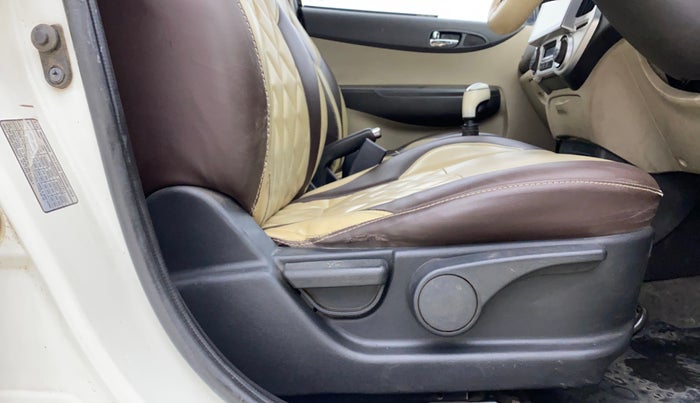 2013 Hyundai i20 ASTA 1.4 CRDI, Diesel, Manual, 1,27,005 km, Driver Side Adjustment Panel