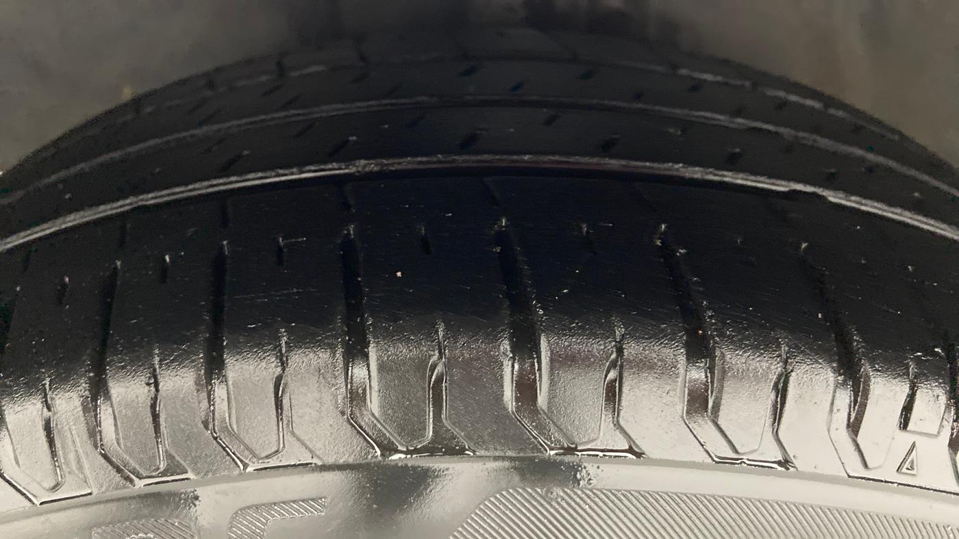 2011 Toyota Corolla Altis 1.8 G, Petrol, Manual, 1,75,128 km, Left Front Tyre Tread