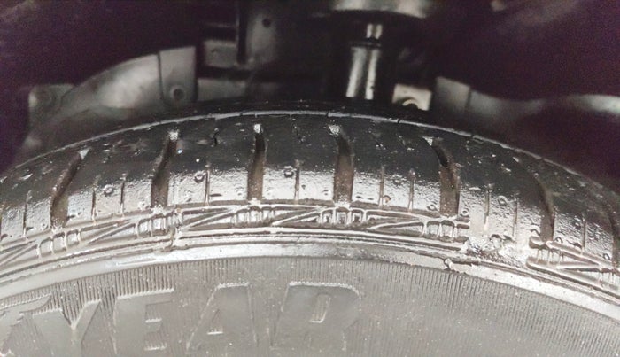 2014 Ford Figo TITANIUM 1.4 DIESEL, Diesel, Manual, 1,00,900 km, Left Front Tyre Tread