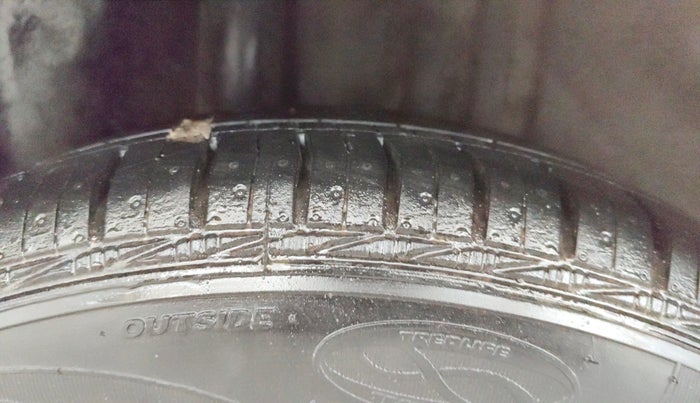 2014 Ford Figo TITANIUM 1.4 DIESEL, Diesel, Manual, 1,00,900 km, Right Rear Tyre Tread