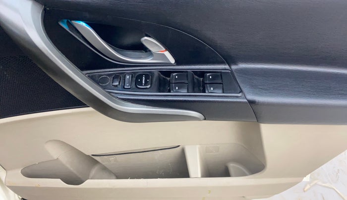 2015 Mahindra XUV500 W6, Diesel, Manual, 1,24,192 km, Driver Side Door Panels Control