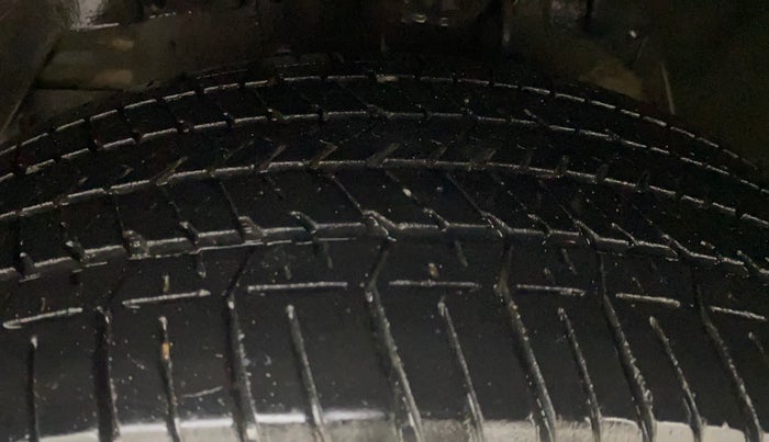 2015 Mahindra XUV500 W6, Diesel, Manual, 1,24,192 km, Left Front Tyre Tread