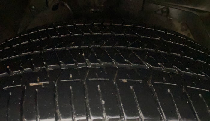 2015 Mahindra XUV500 W6, Diesel, Manual, 1,24,192 km, Right Front Tyre Tread