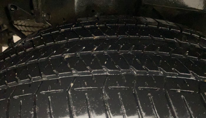 2015 Mahindra XUV500 W6, Diesel, Manual, 1,24,192 km, Right Rear Tyre Tread
