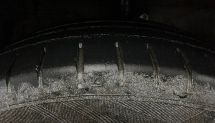 2017 Maruti Ciaz S 1.4 MT PETROL, CNG, Manual, 61,230 km, Left Front Tyre Tread