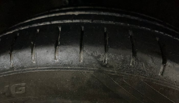 2017 Maruti Ciaz S 1.4 MT PETROL, CNG, Manual, 61,230 km, Right Front Tyre Tread